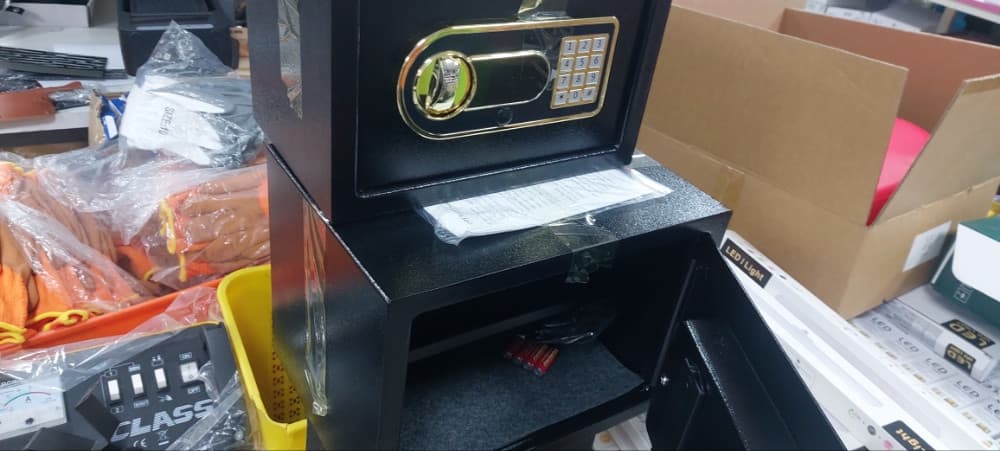 Sef za novac oruzje ukrasni 320x250 3